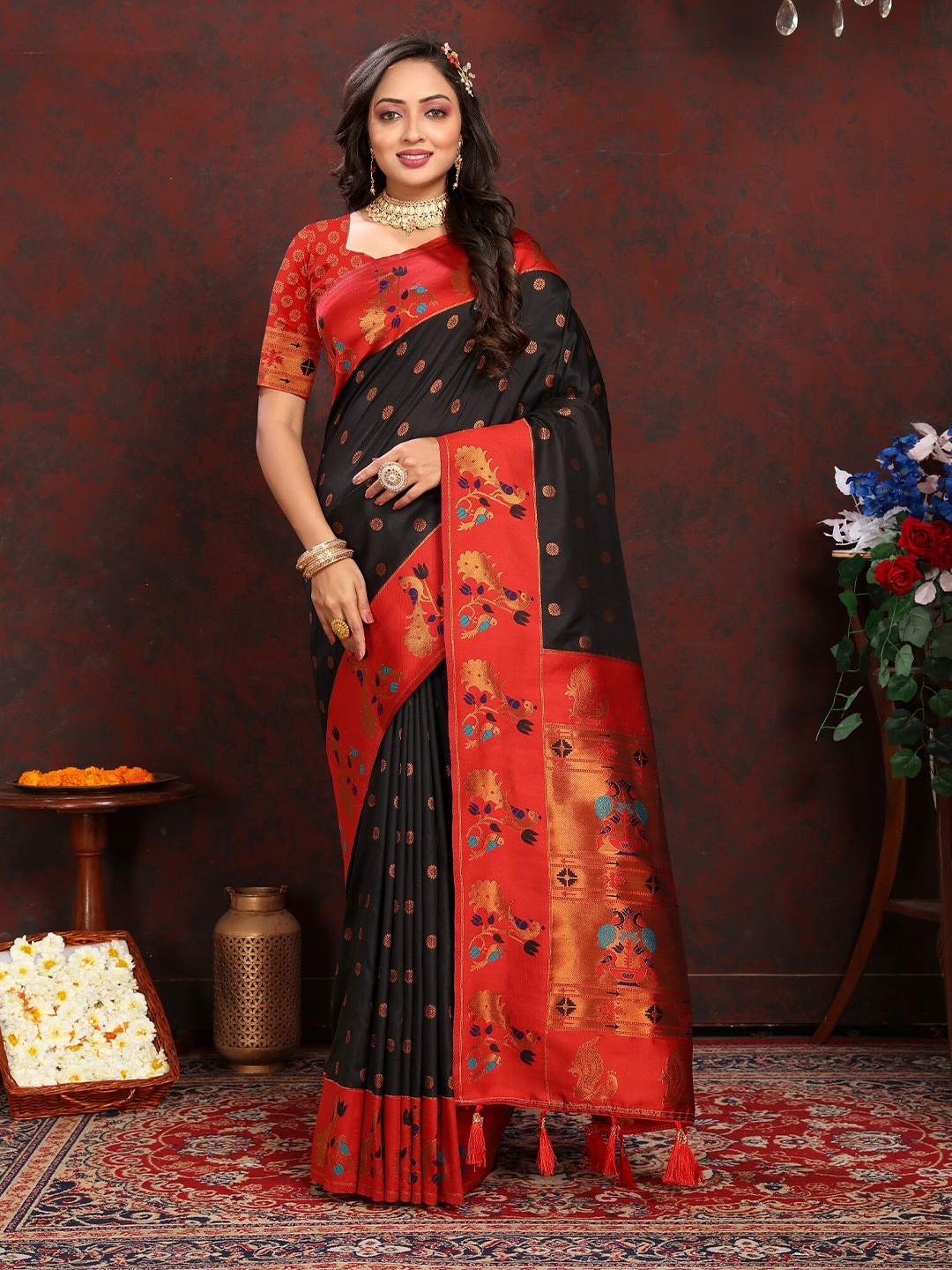 

VEDANT VASTRAM Woven Design Zari Saree, Black