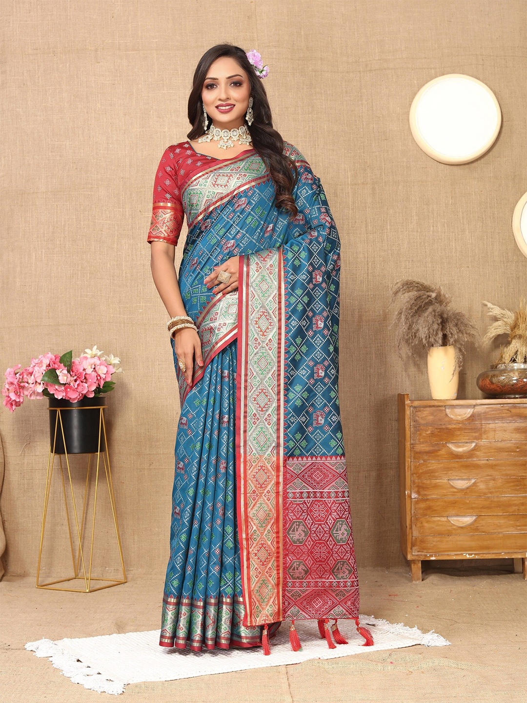 

VEDANT VASTRAM Ethnic Motifs Woven Design Zari Kanjeevaram Saree, Navy blue
