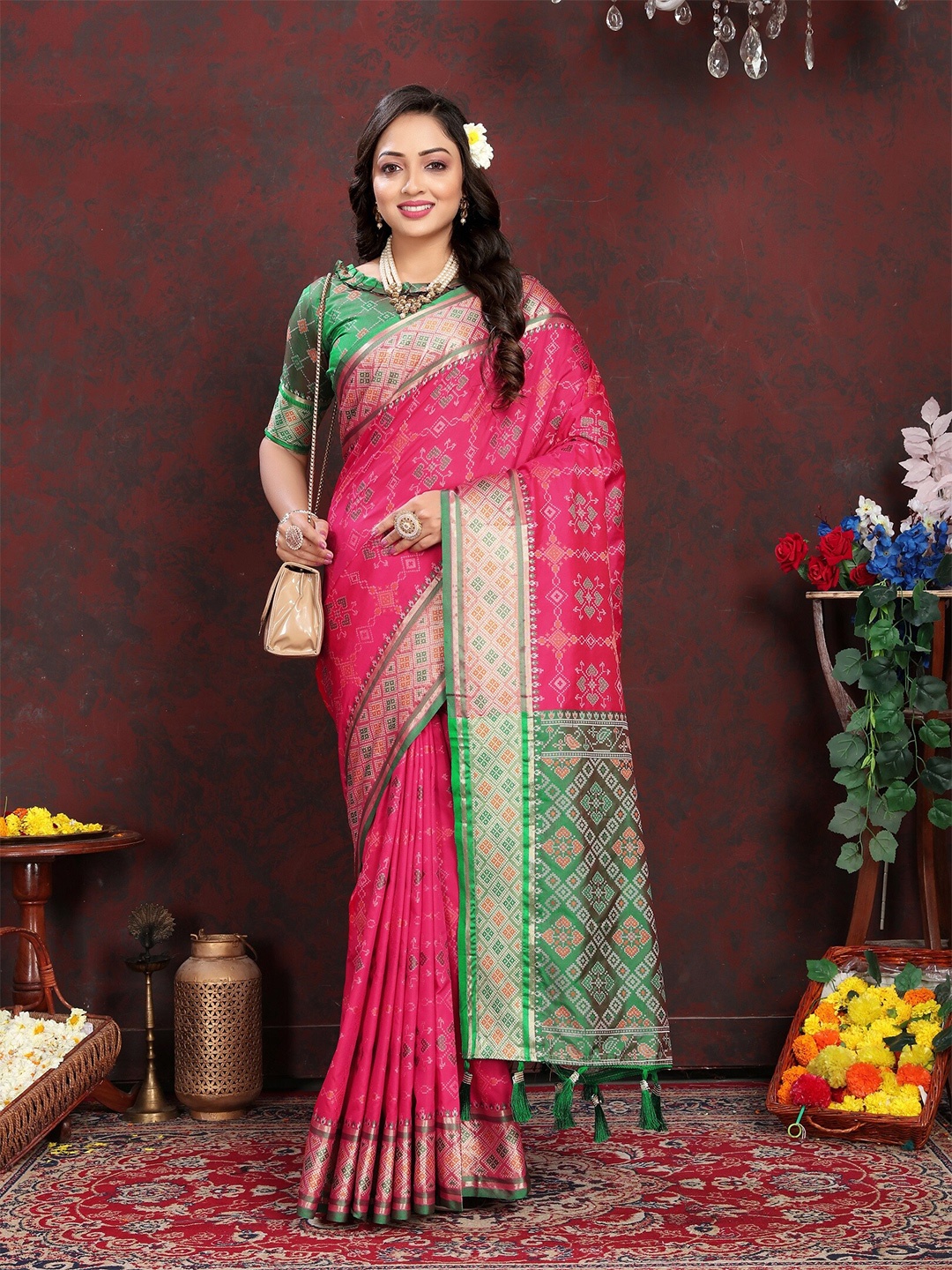 

VEDANT VASTRAM Woven Design Zari Saree, Pink