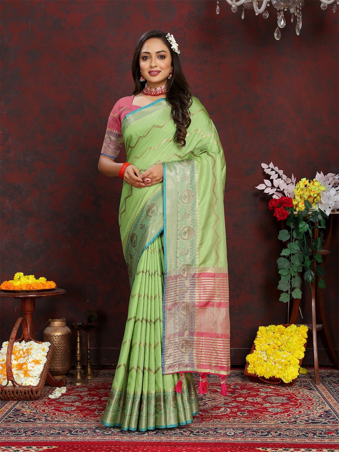 

VEDANT VASTRAM Woven Design Zari Banarasi Saree with Tassels, Green