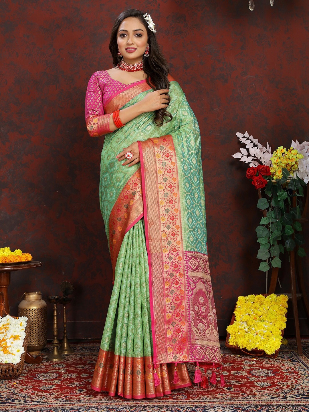 

VEDANT VASTRAM Ethnic Motifs Woven Design Zari Organza Saree, Fluorescent green