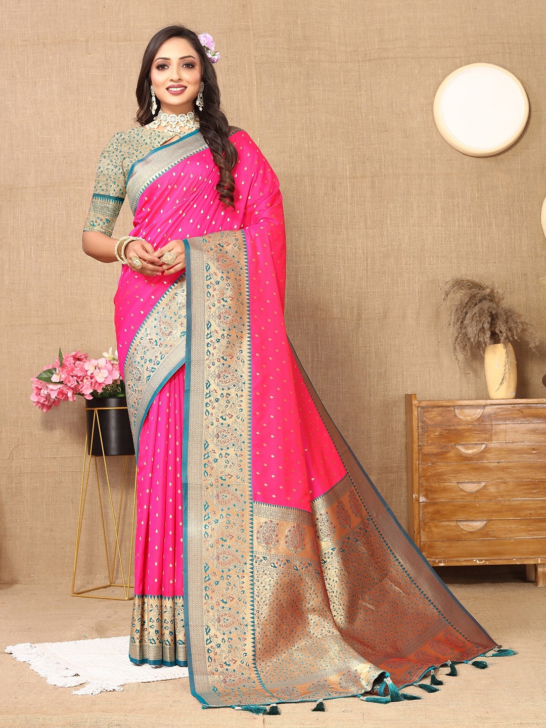 VEDANT VASTRAM Woven Design Zari Saree, Pink