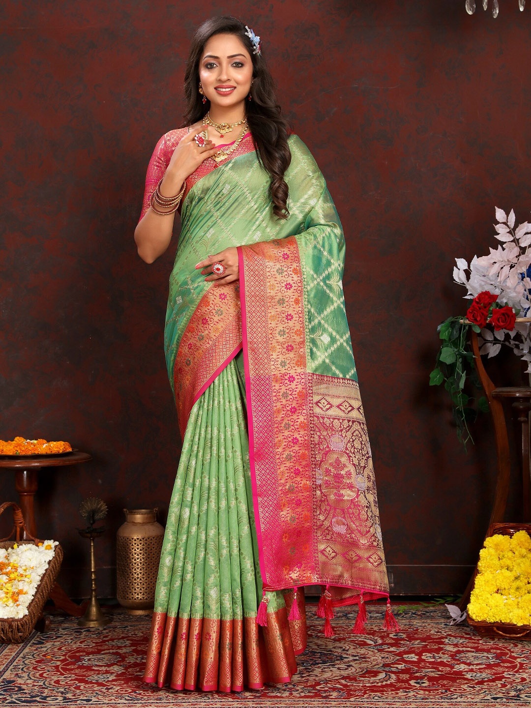 

VEDANT VASTRAM Ethnic Motifs Zari Organza Kanjeevaram Saree, Green