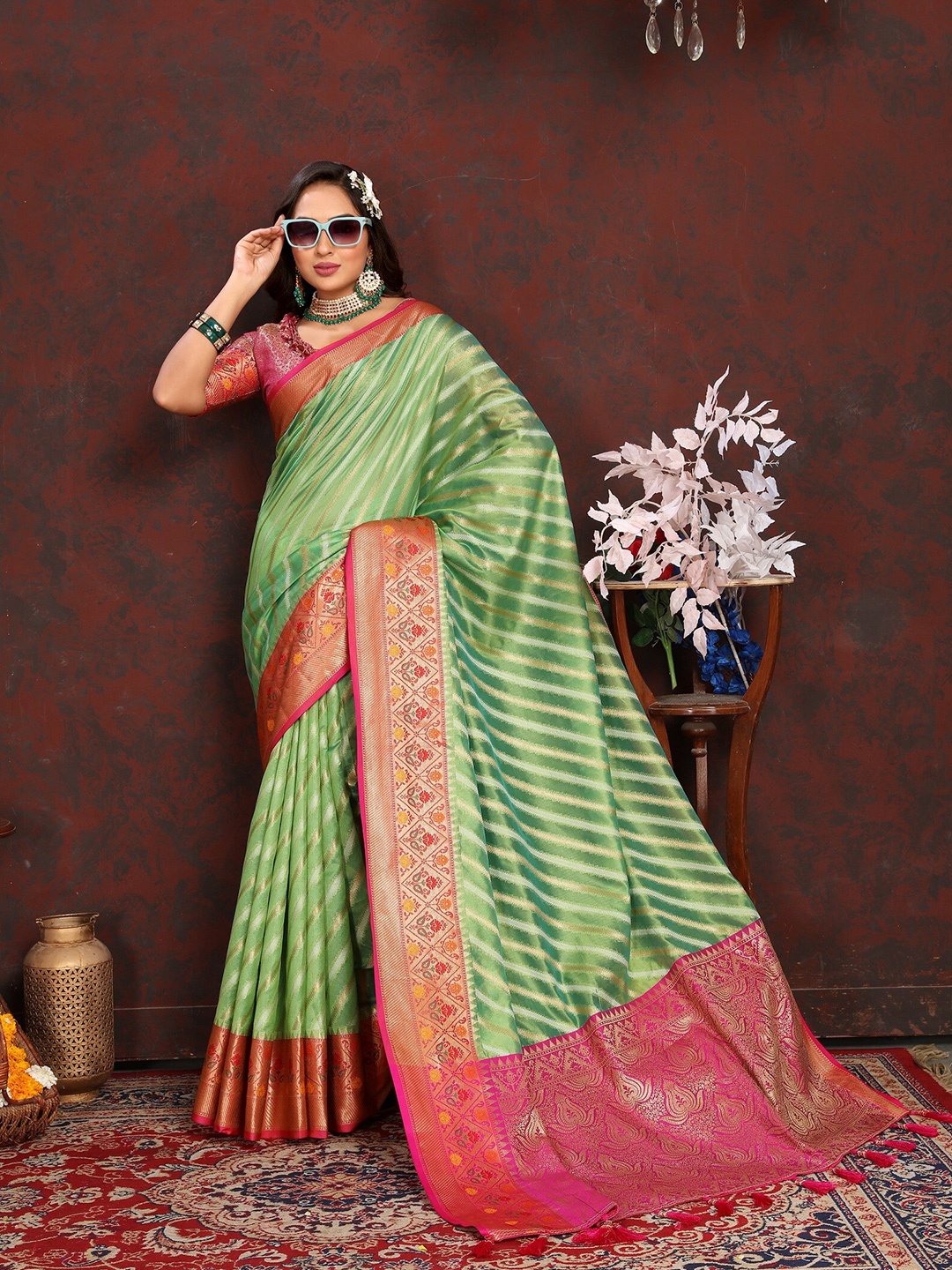 

VEDANT VASTRAM Leheriya Zari Organza Saree, Fluorescent green