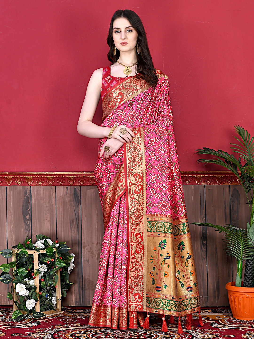 

VEDANT VASTRAM Ethnic Motifs Zari Saree, Pink