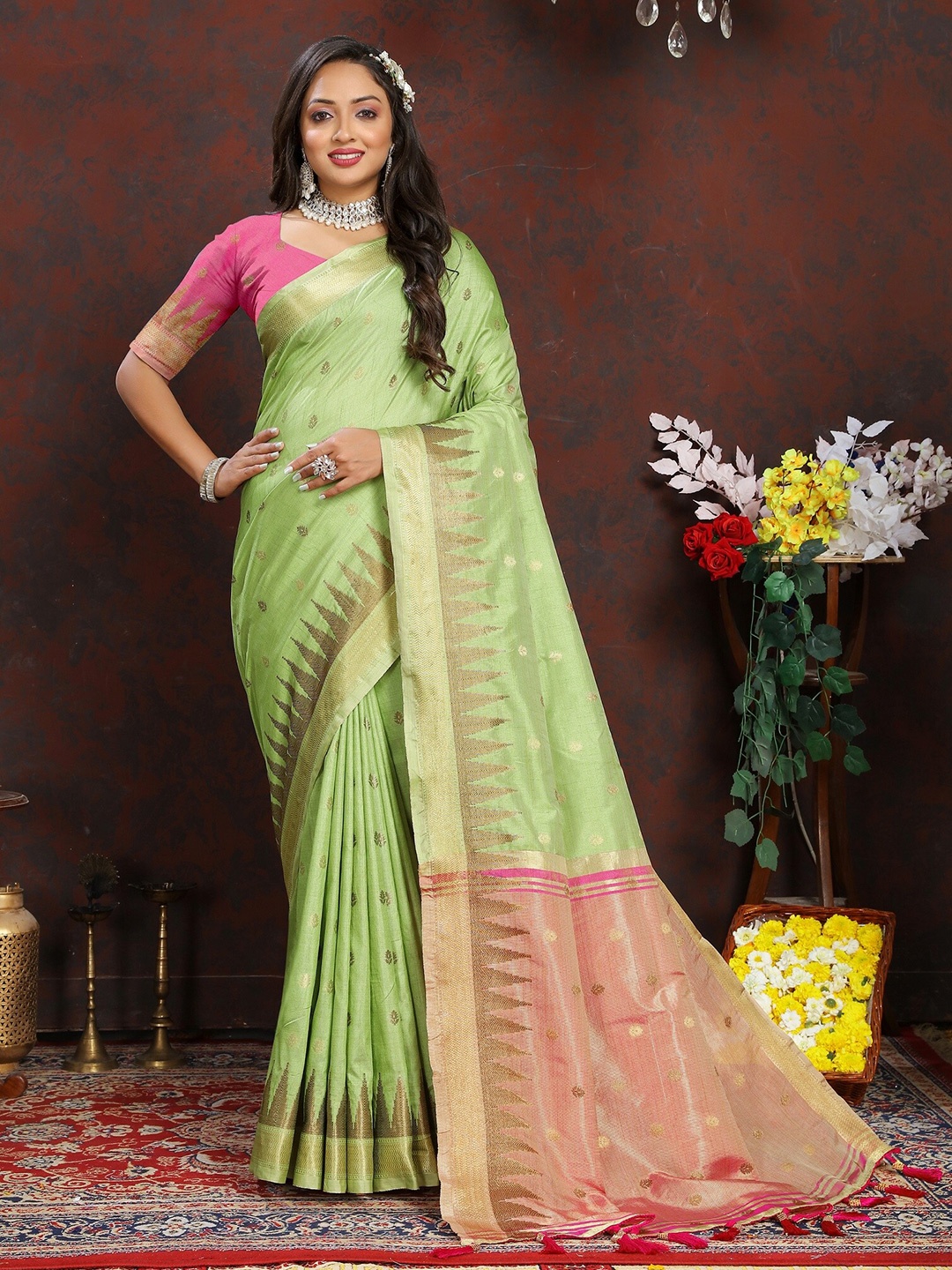 

VEDANT VASTRAM Ethnic Woven Design Zari Saree, Fluorescent green