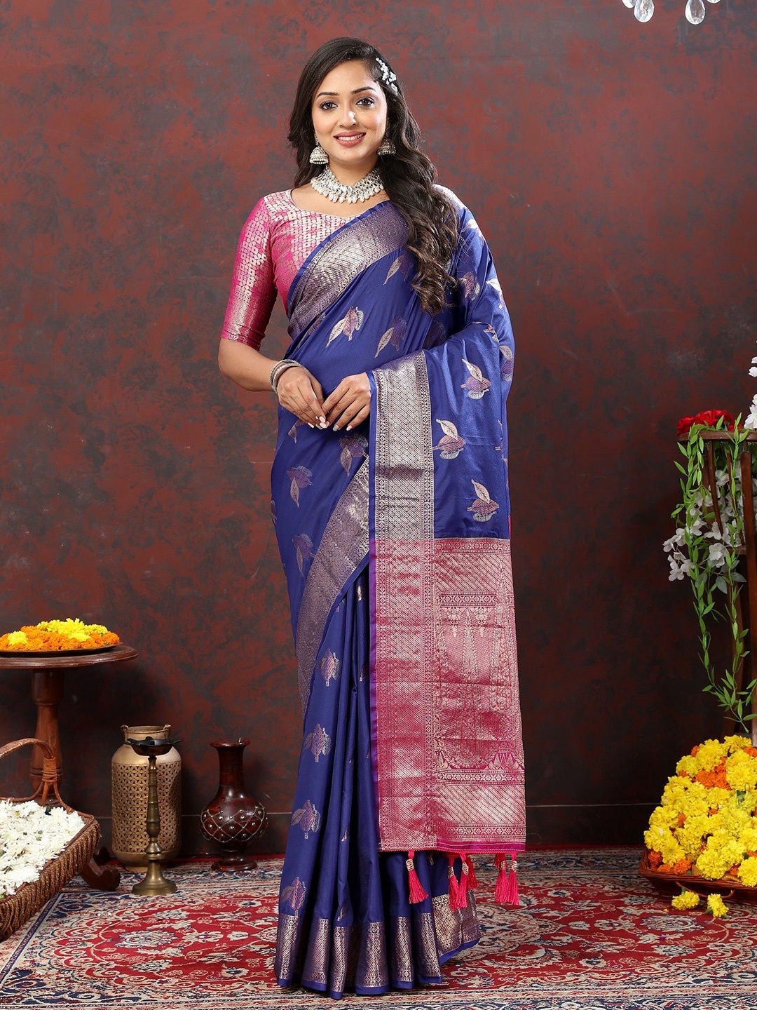 

VEDANT VASTRAM Floral Woven Design Zari Banarasi Saree, Navy blue