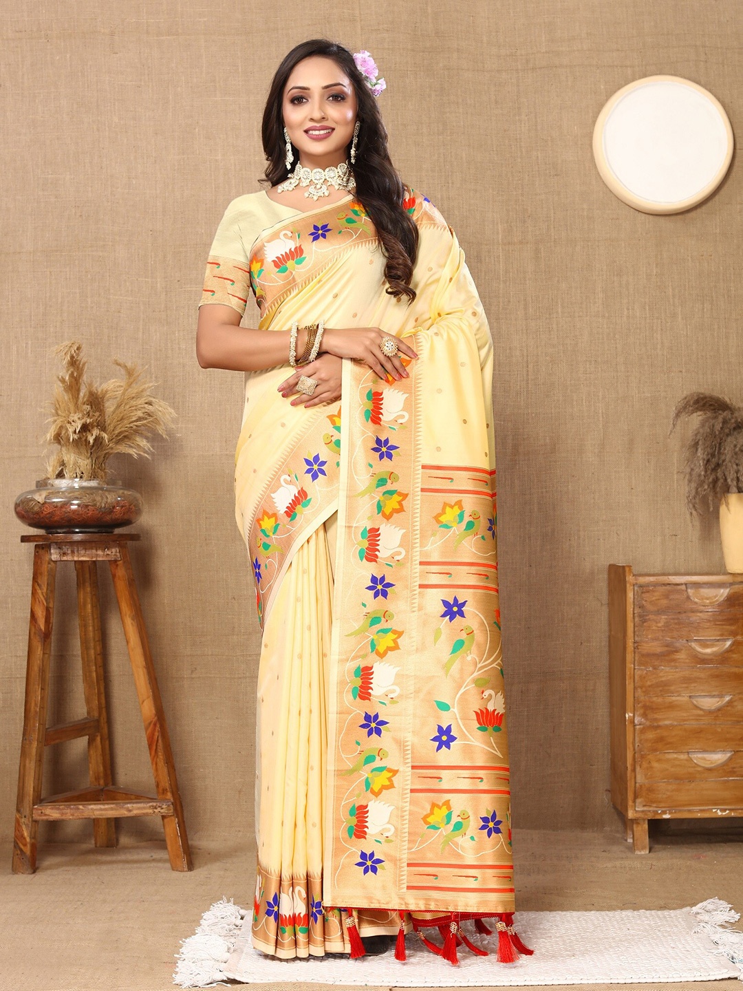 

VEDANT VASTRAM Woven Design Zari Saree, Cream