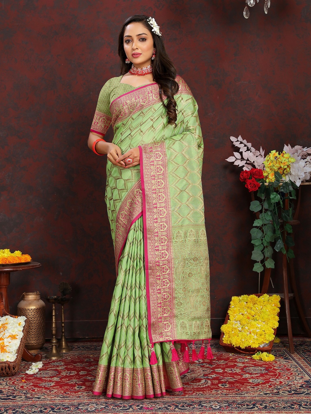 VEDANT VASTRAM Ethnic Motifs Zari Saree, Fluorescent green