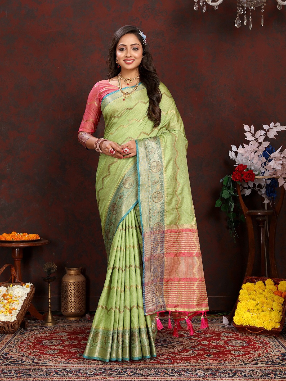 

VEDANT VASTRAM Ethnic Motifs Woven Design Saree, Fluorescent green