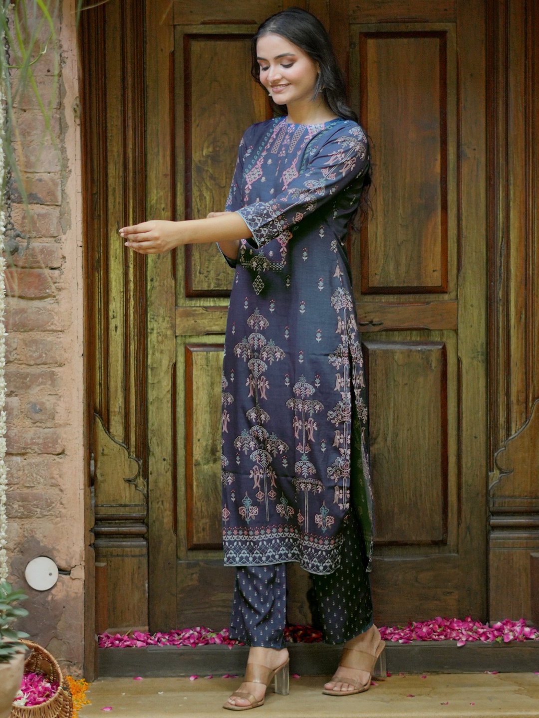 

Libas Floral Printed Regular Kurta with Trousers, Grey