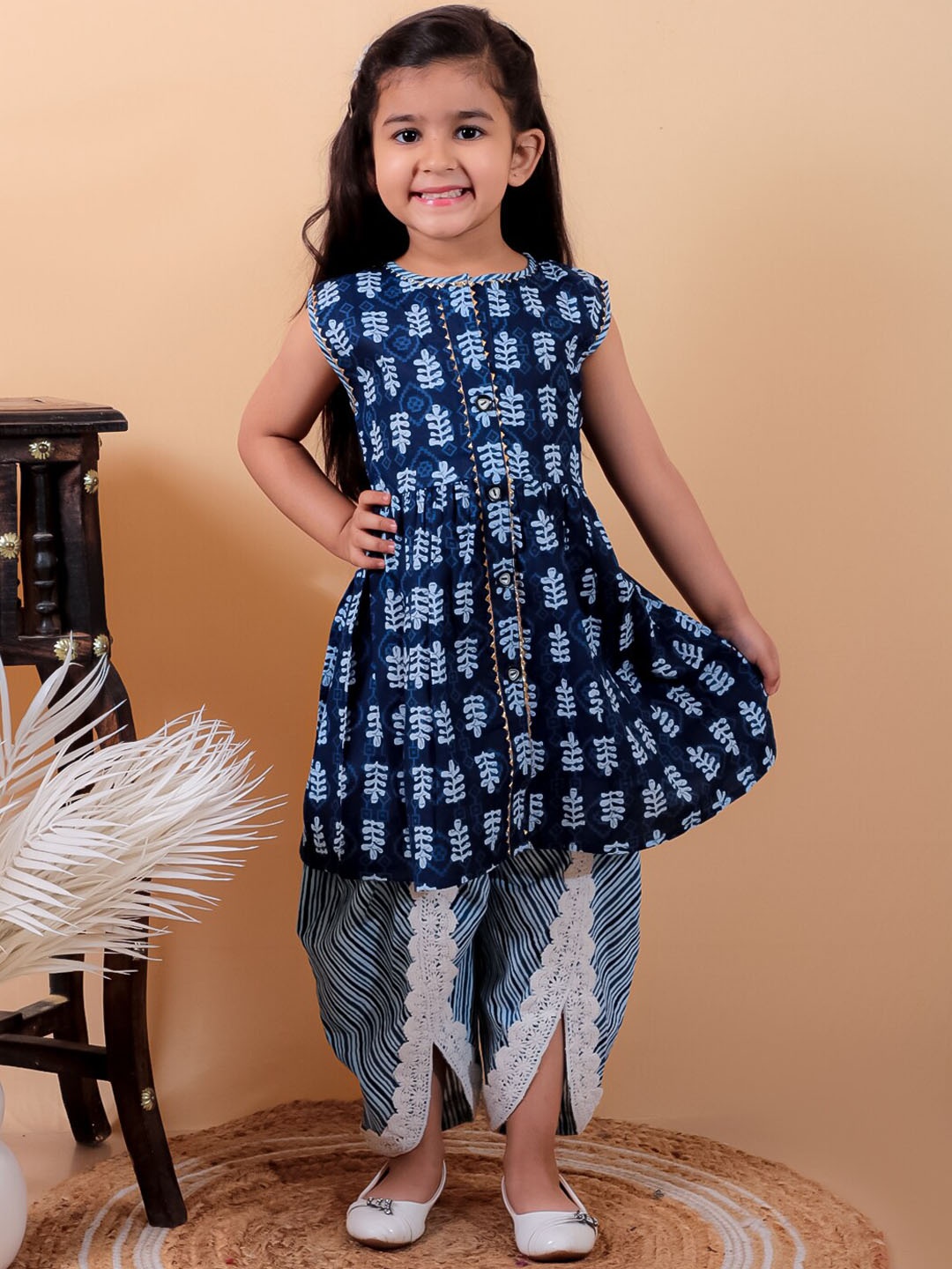 

JUNITOS Girls Floral Printed Regular Gotta Patti Pure Cotton Kurta with Dhoti Pants, Navy blue