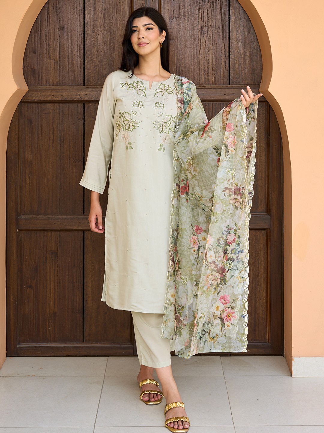

Libas Floral Embroidered Yoke Design Regular Kurta with Trousers & With Dupatta, Green