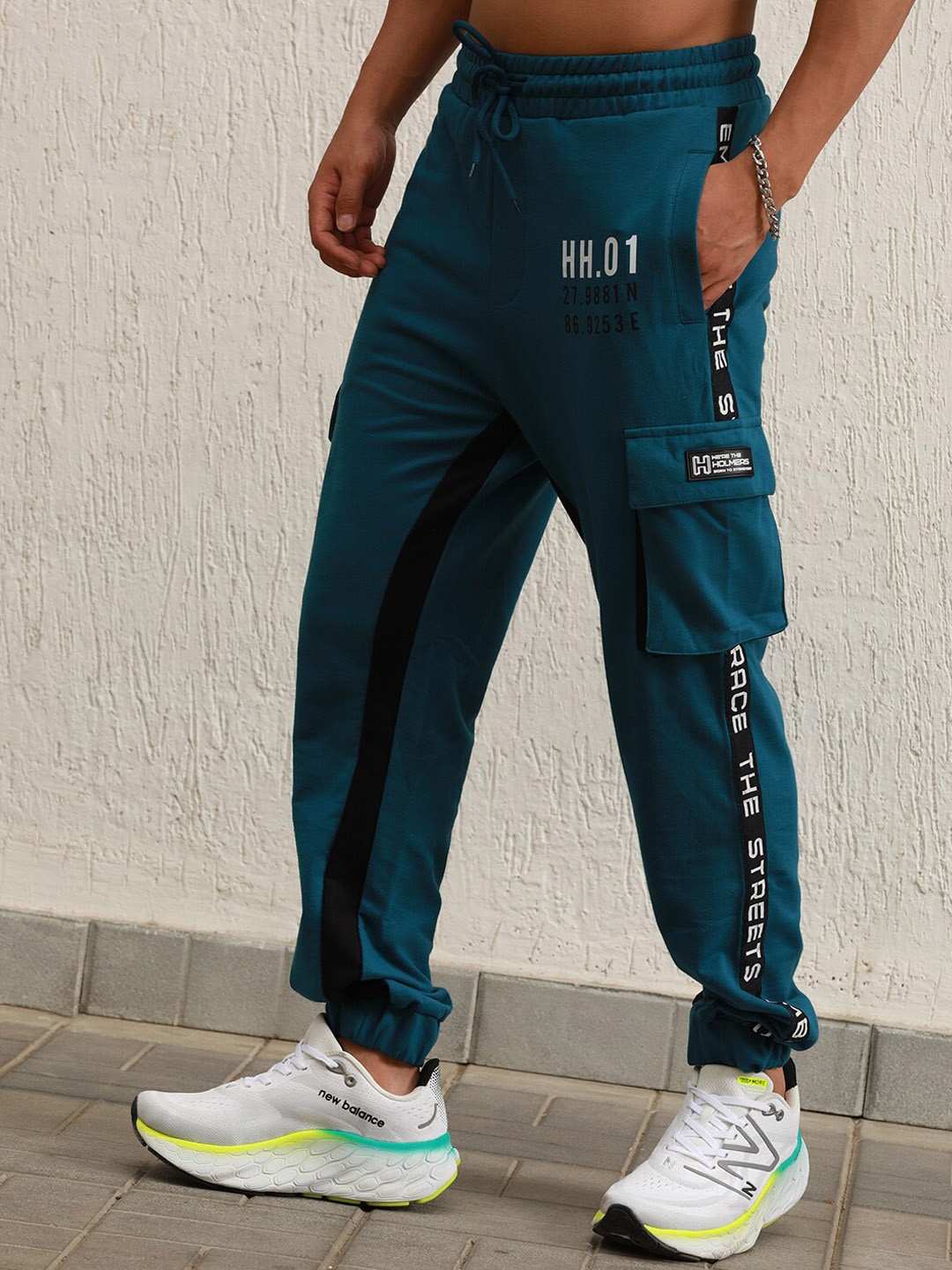 

Hubberholme Men Typography Printed Relaxed Straight Leg High-Rise Cargo Jogger, Blue