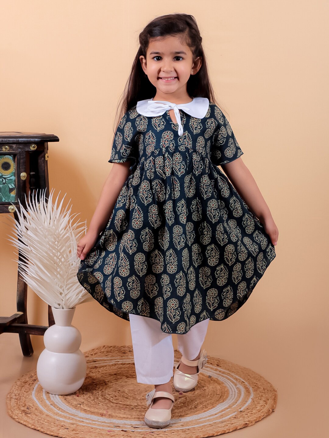 

JUNITOS Girls Ethnic Motifs Printed Peter Pan Collar Pure Cotton Kurta with Trousers, Navy blue