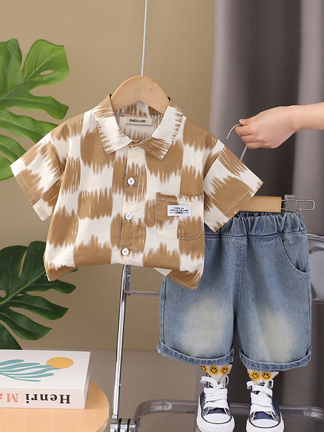 

INCLUD Boys Printed Short Sleeves Shirt Collar Cotton Shirt with Shorts, Brown