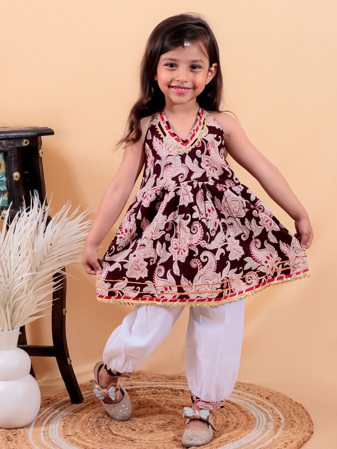 

JUNITOS Girls Paisley Printed V-Neck Sleeveless Pure Cotton Kurta with Pyjamas, Maroon