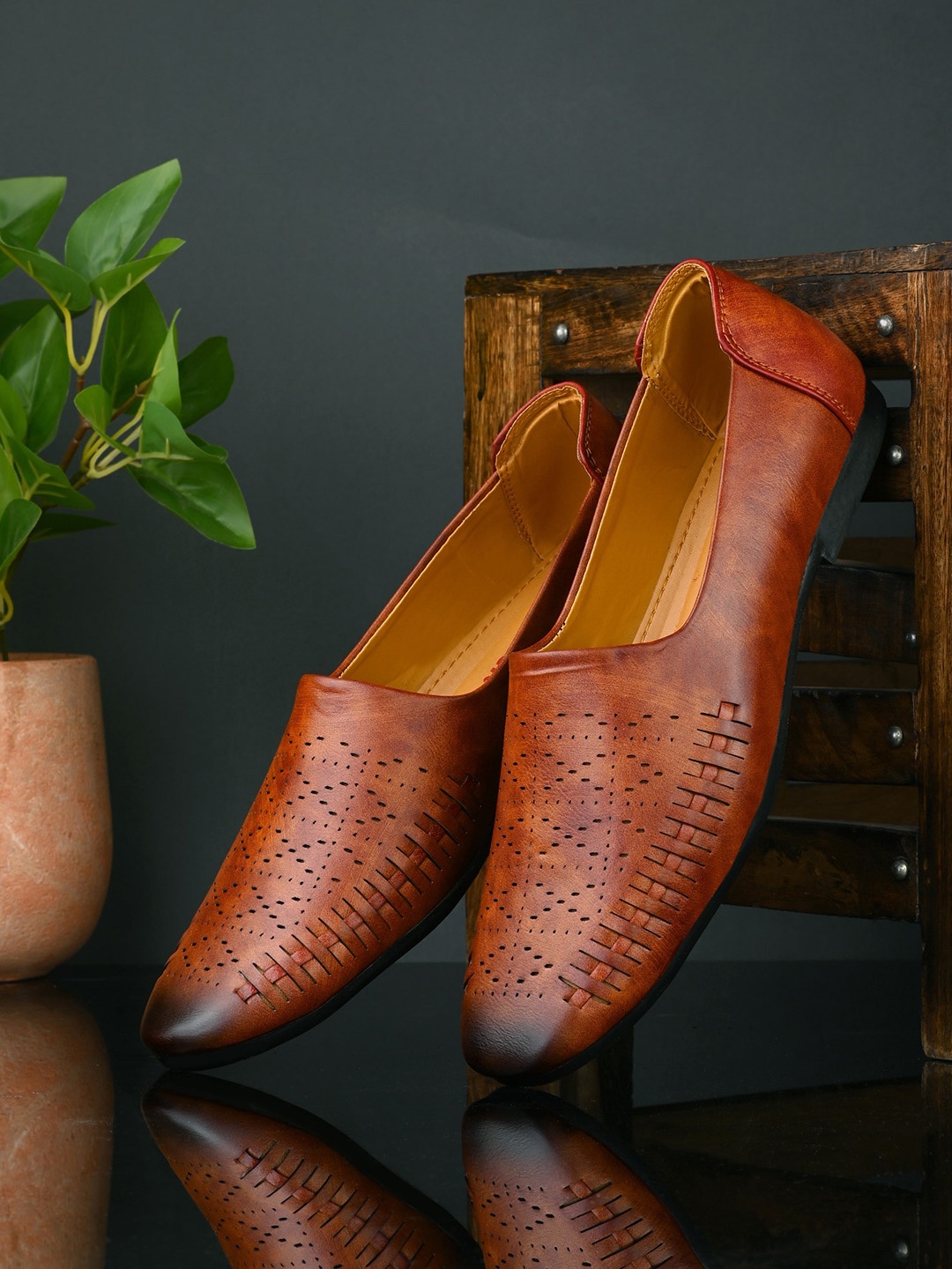 

SERVER Men Round Toe Lightweight Mojaris, Tan