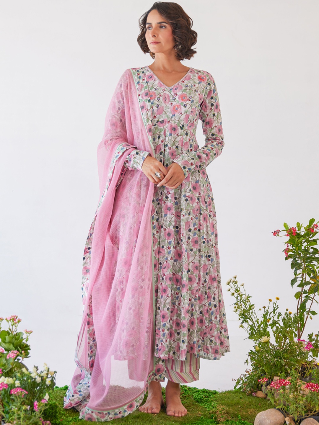 

Baise Gaba V Neck Floral Printed Regular Beads and Stones Kurta Set, Pink