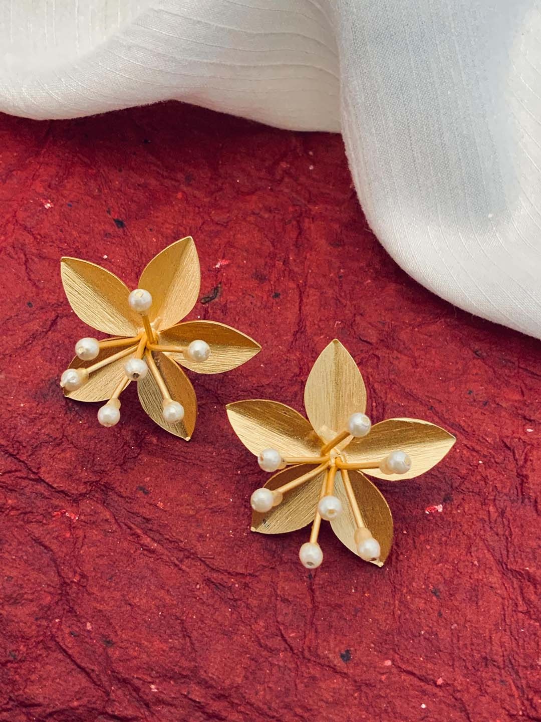 

Sangria White Gold-Plated Beaded Studs Earring