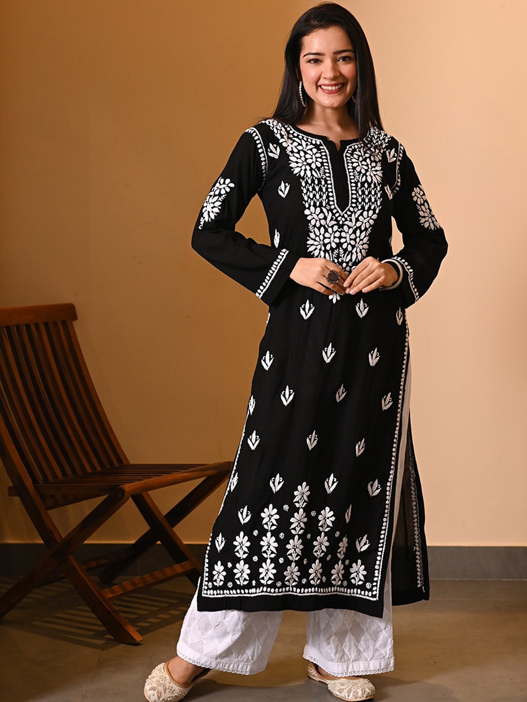 

House of Chikankari Round Neck Floral Embroidered Chikankari Mulmul Straight Kurta, Black