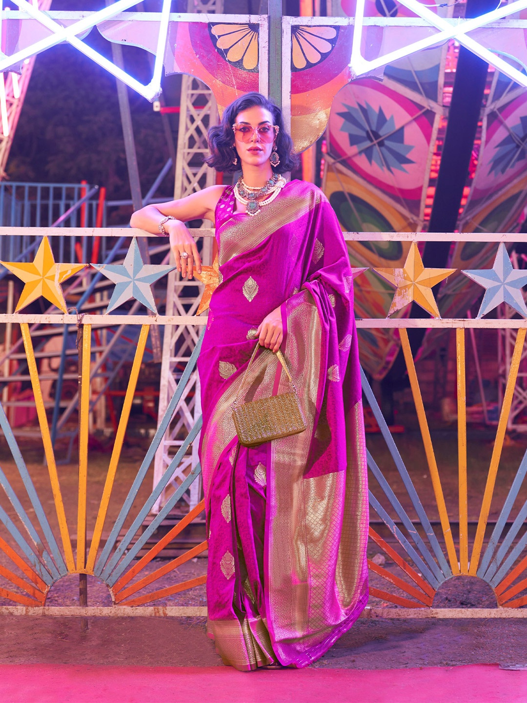 

Mitera Floral Woven Design Zari Saree, Magenta