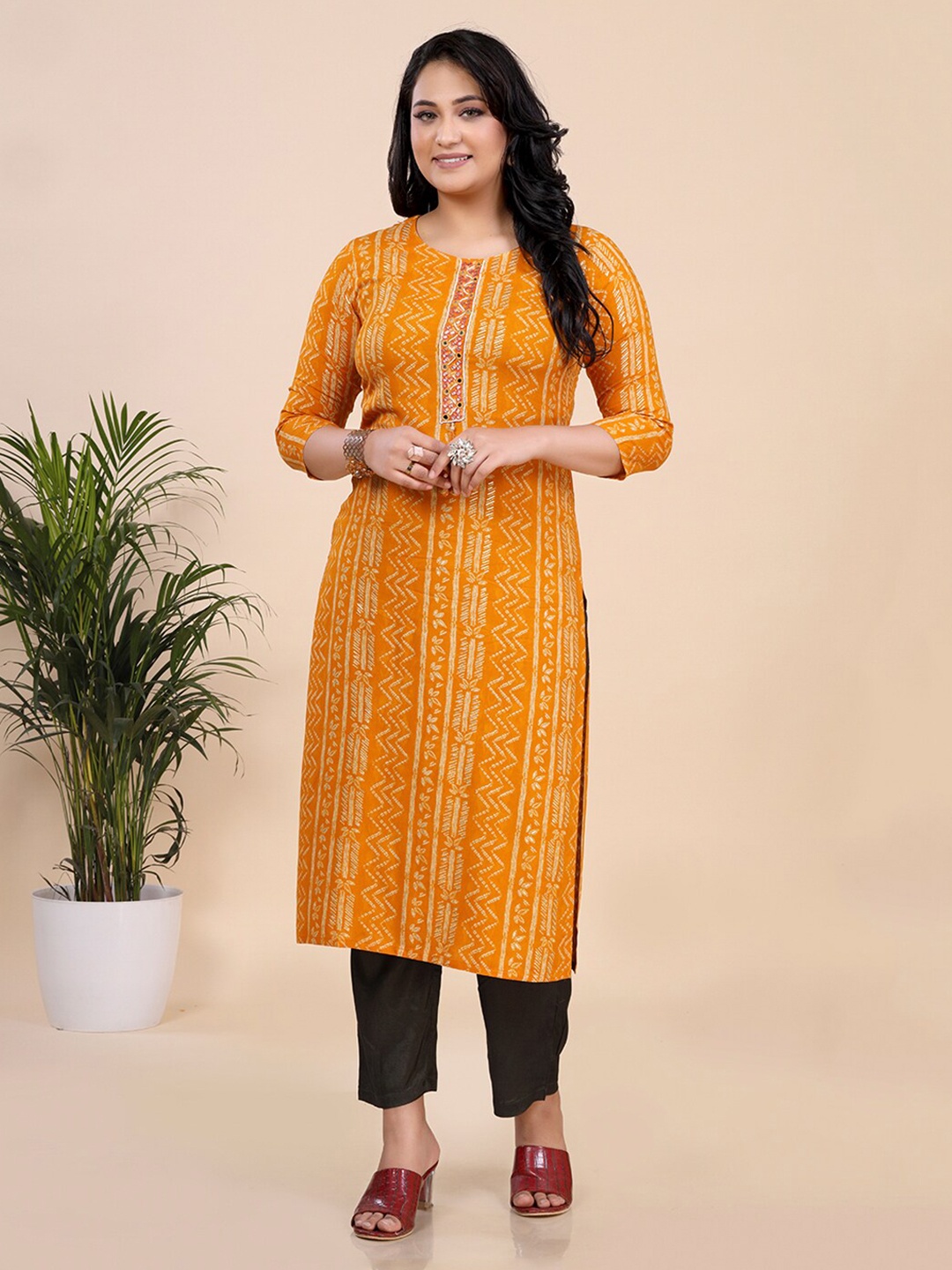 

Amchoor Geometric Printed Mirror Work Straight Kurta, Mustard
