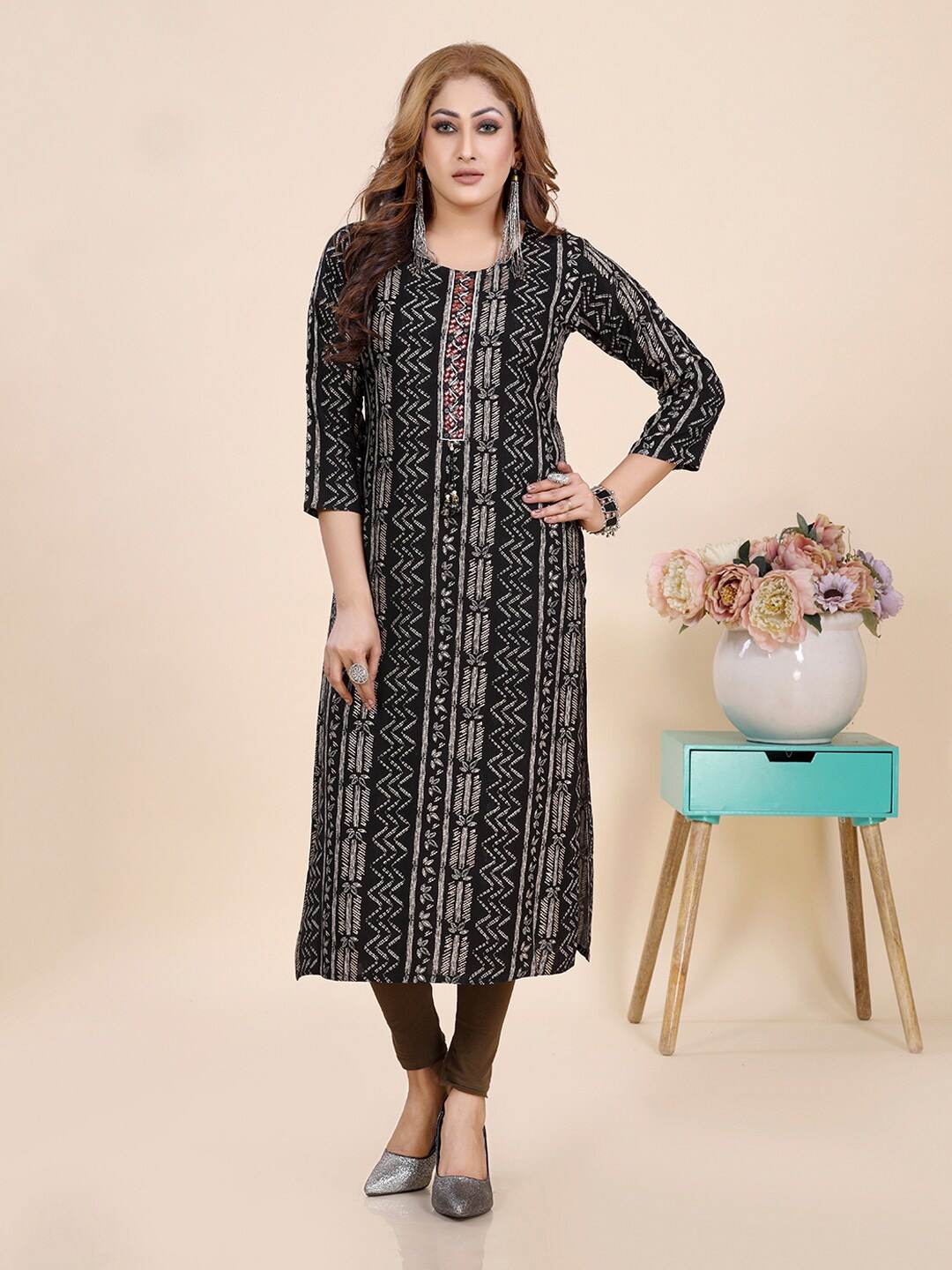 

Amchoor Geometric Printed Mirror Work Straight Kurta, Black