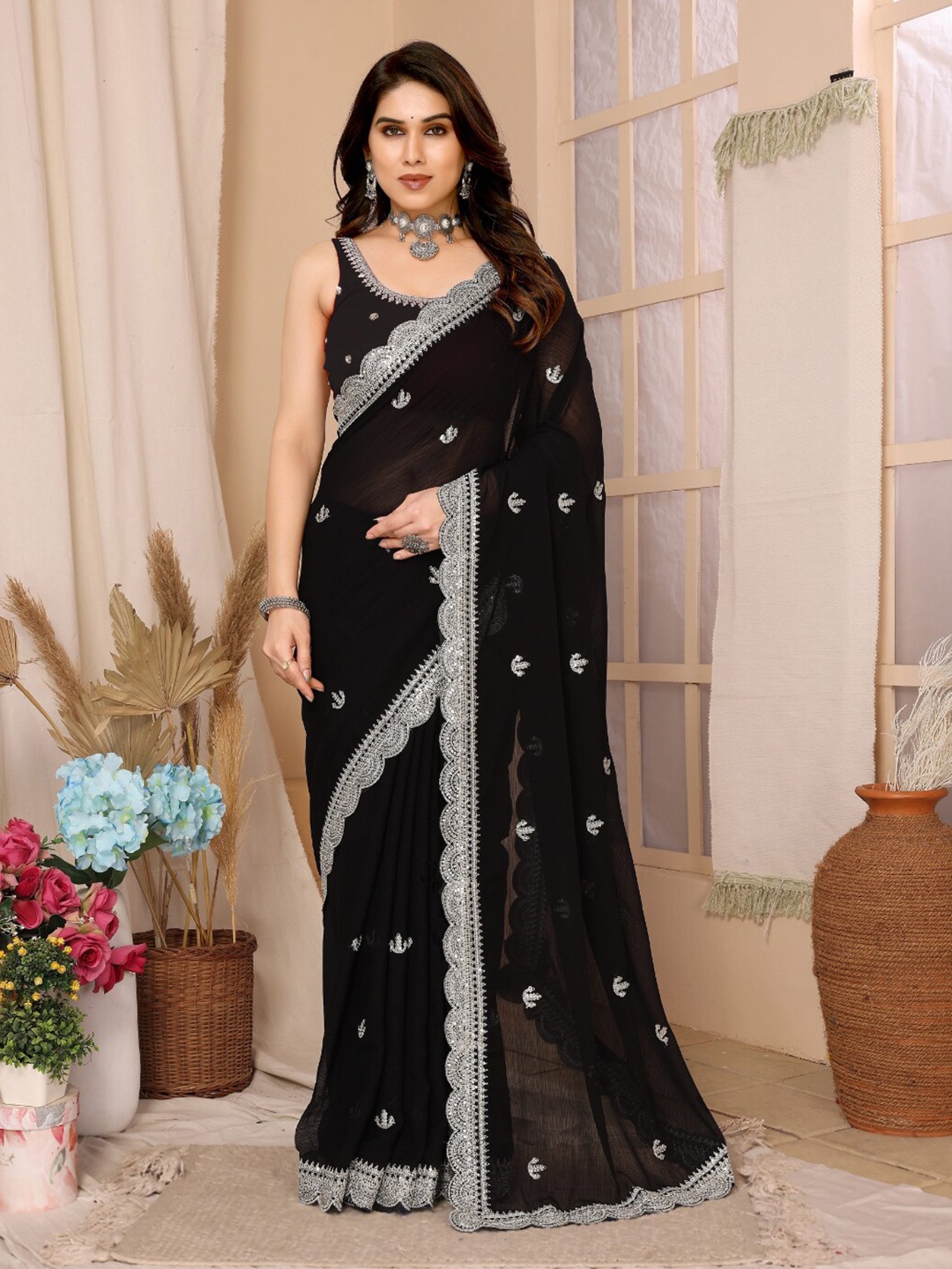 

VAIRAGEE Floral Embroidered Saree, Black