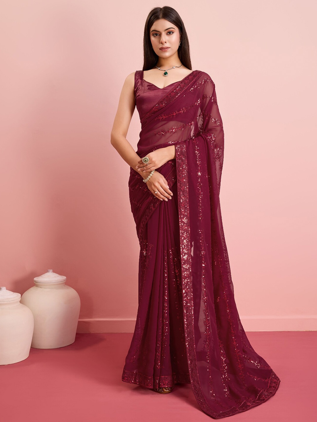 

VAIRAGEE Embellished Sequinned Saree, Maroon