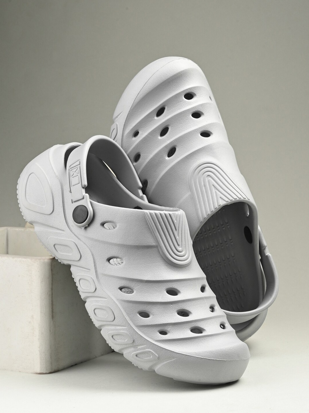 

HRX by Hrithik Roshan Men Self Design Clogs, Grey