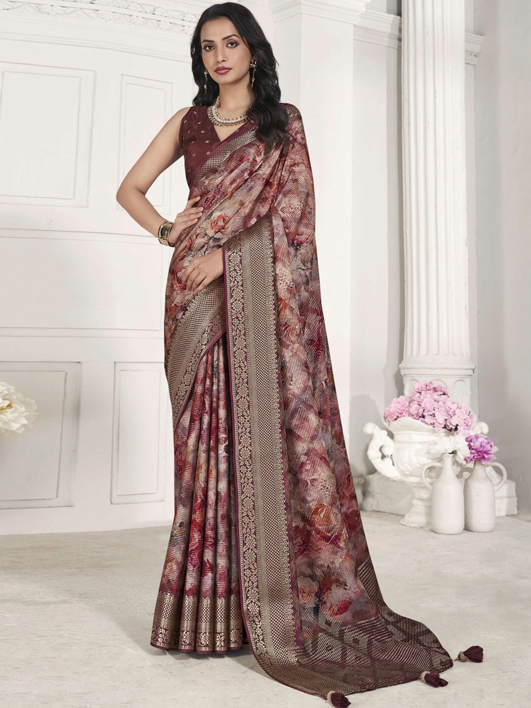 

Mitera Abstract Printed Zari Sungudi Saree, Beige