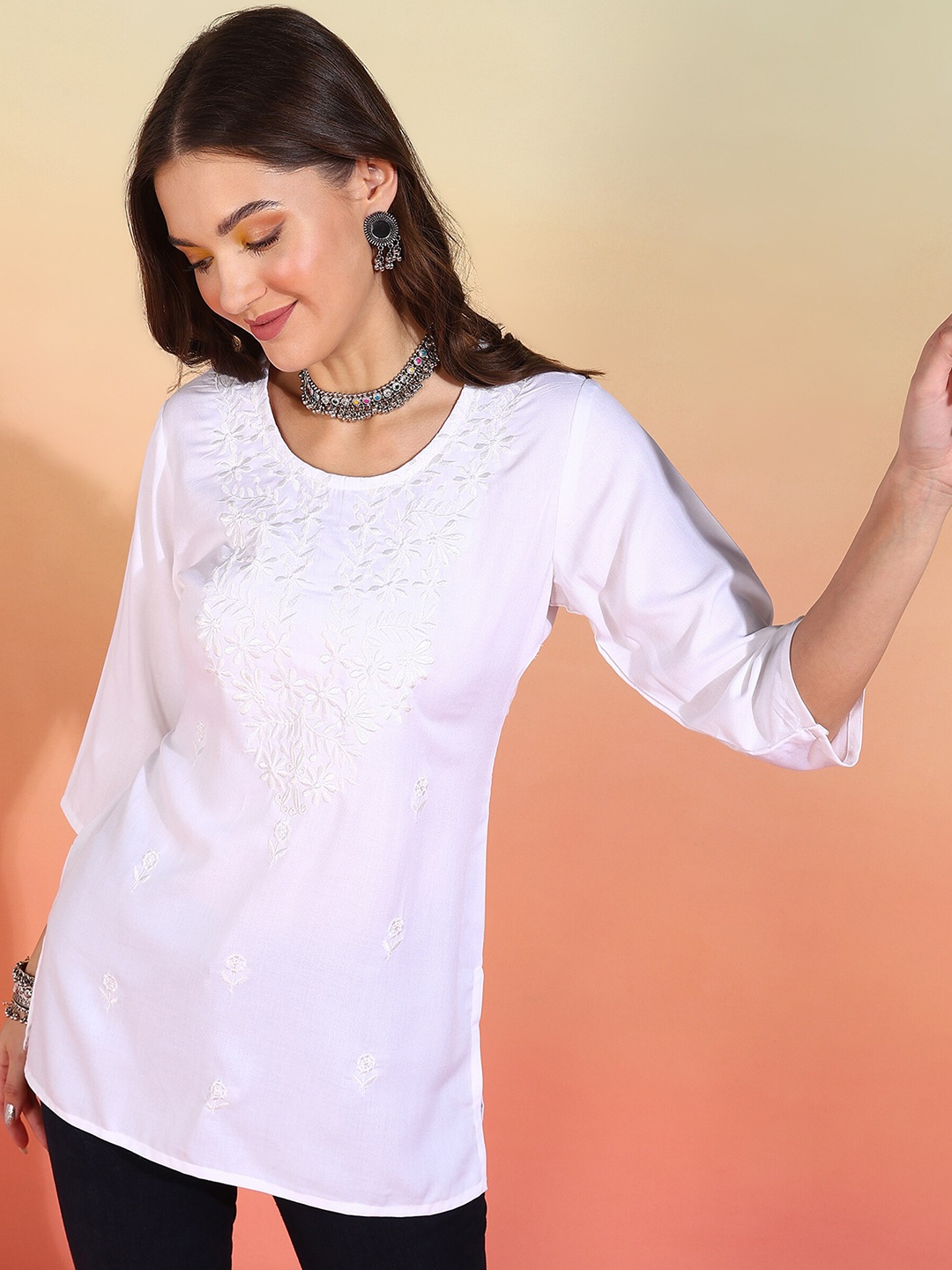 

mokshi Ethnic Motifs Embroidered Chikankari Kurti, White