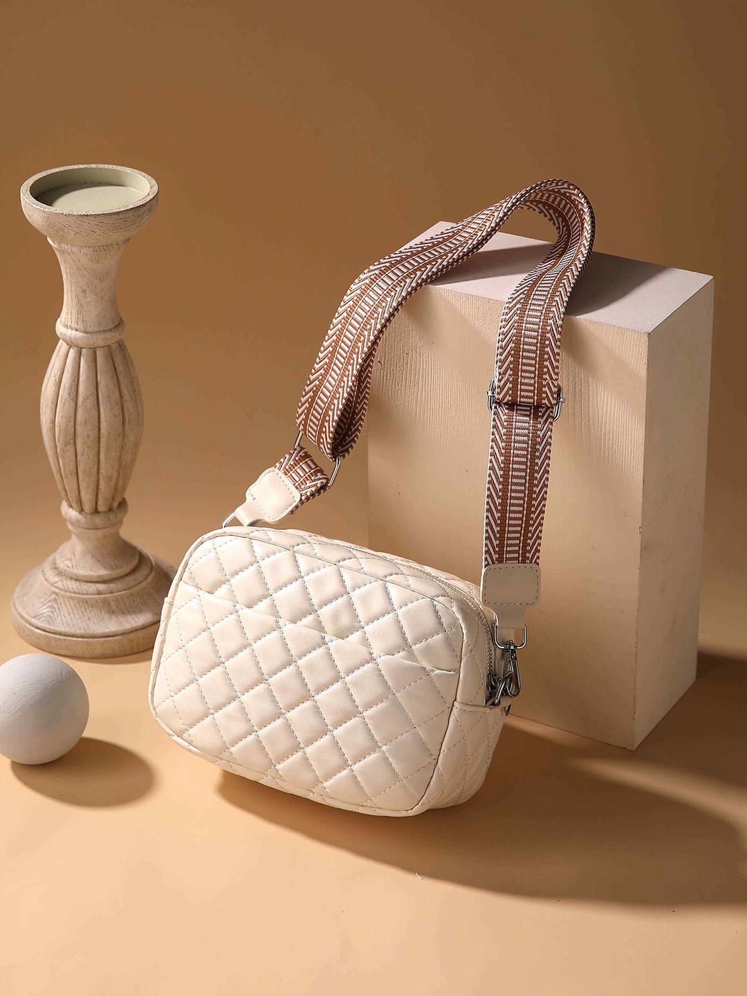 

Diva Dale PU Structured Handheld Bag with Quilted, White