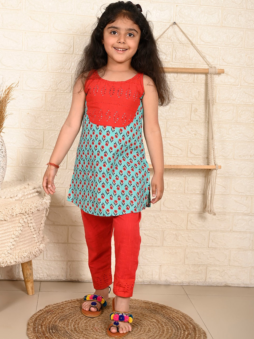 

Here&Now X Kinder Kids Girls Floral Printed Sleeveless Pure Cotton Straight Kurti With Trousers, Blue