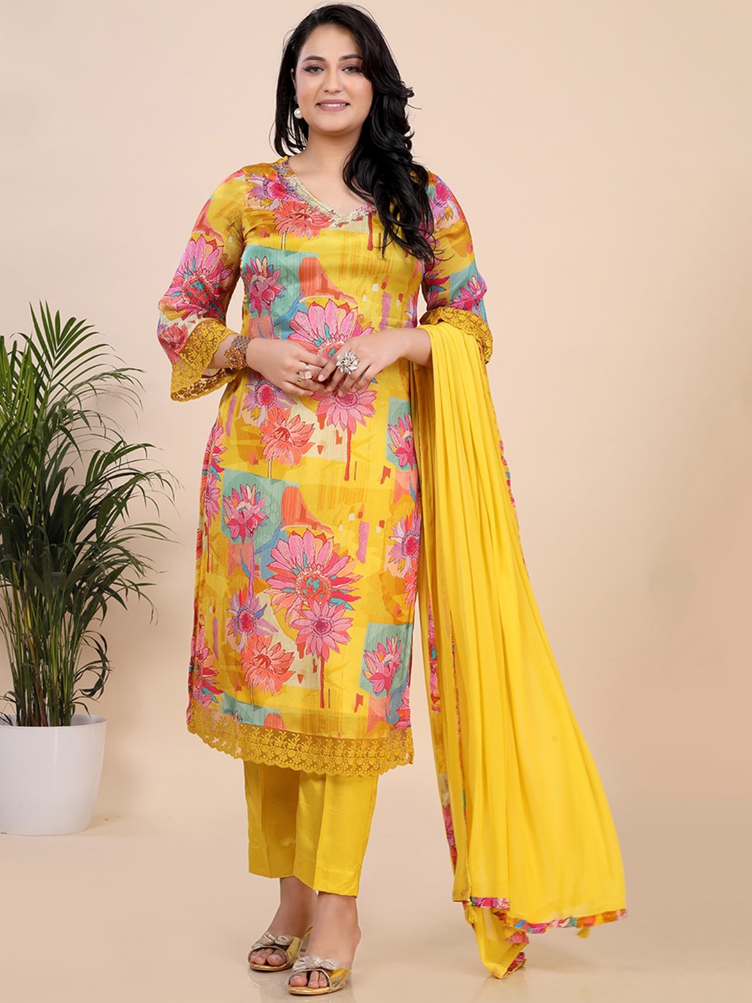 

Amchoor Floral Printed V-Neck Panelled Straight Kurta With Trousers & Dupatta, Green