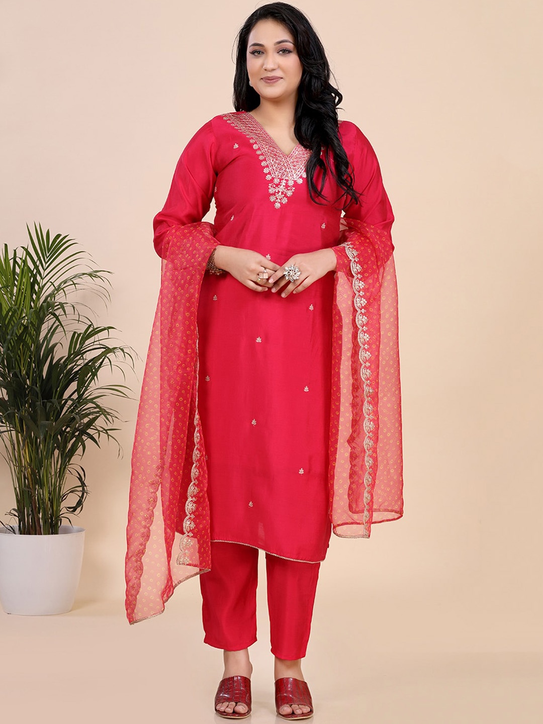 

Amchoor Floral Embroidered Panelled Sequinned Kurta With Trouser & Dupatta, Magenta