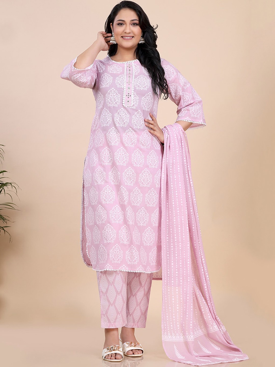 

Amchoor Floral Printed Panelled Straight Kurta With Trousers & Dupatta, Pink