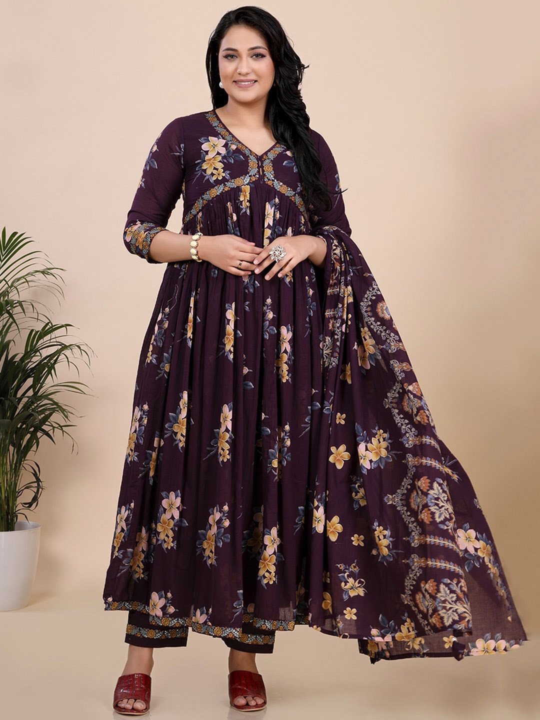 

Amchoor Floral Printed Regular Anarkali Kurta With Trousers & Dupatta, Burgundy