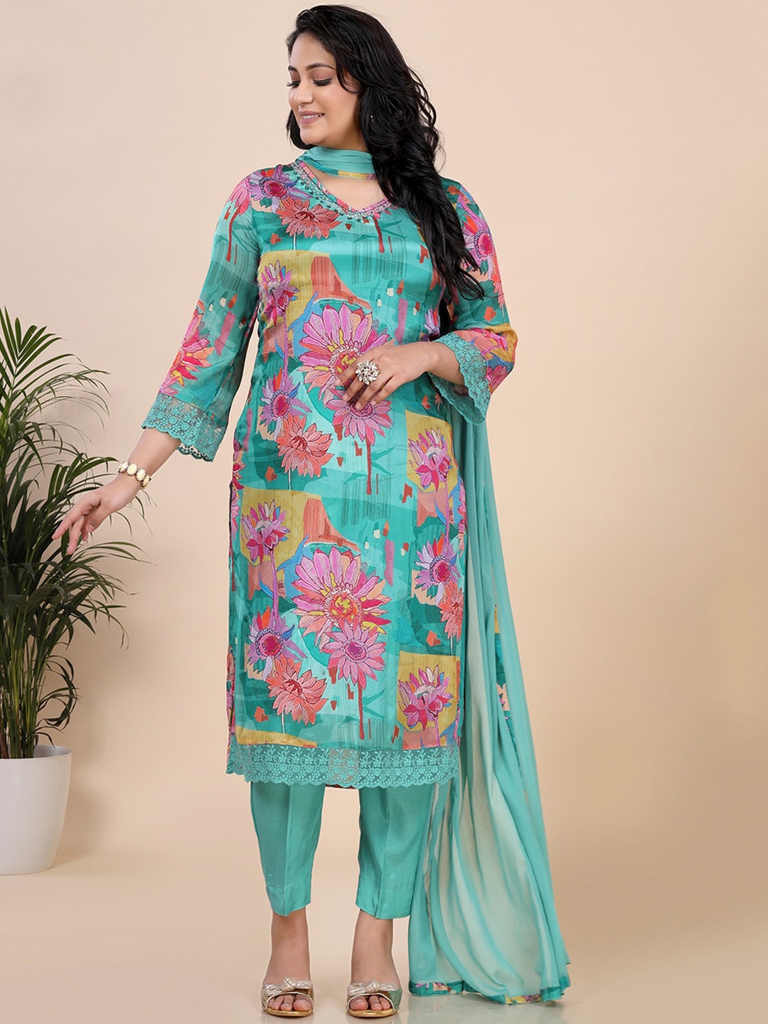 

Amchoor Floral Printed Panelled Embroidered Sequenced Kurta Wiith Trouser & Dupatta, Green