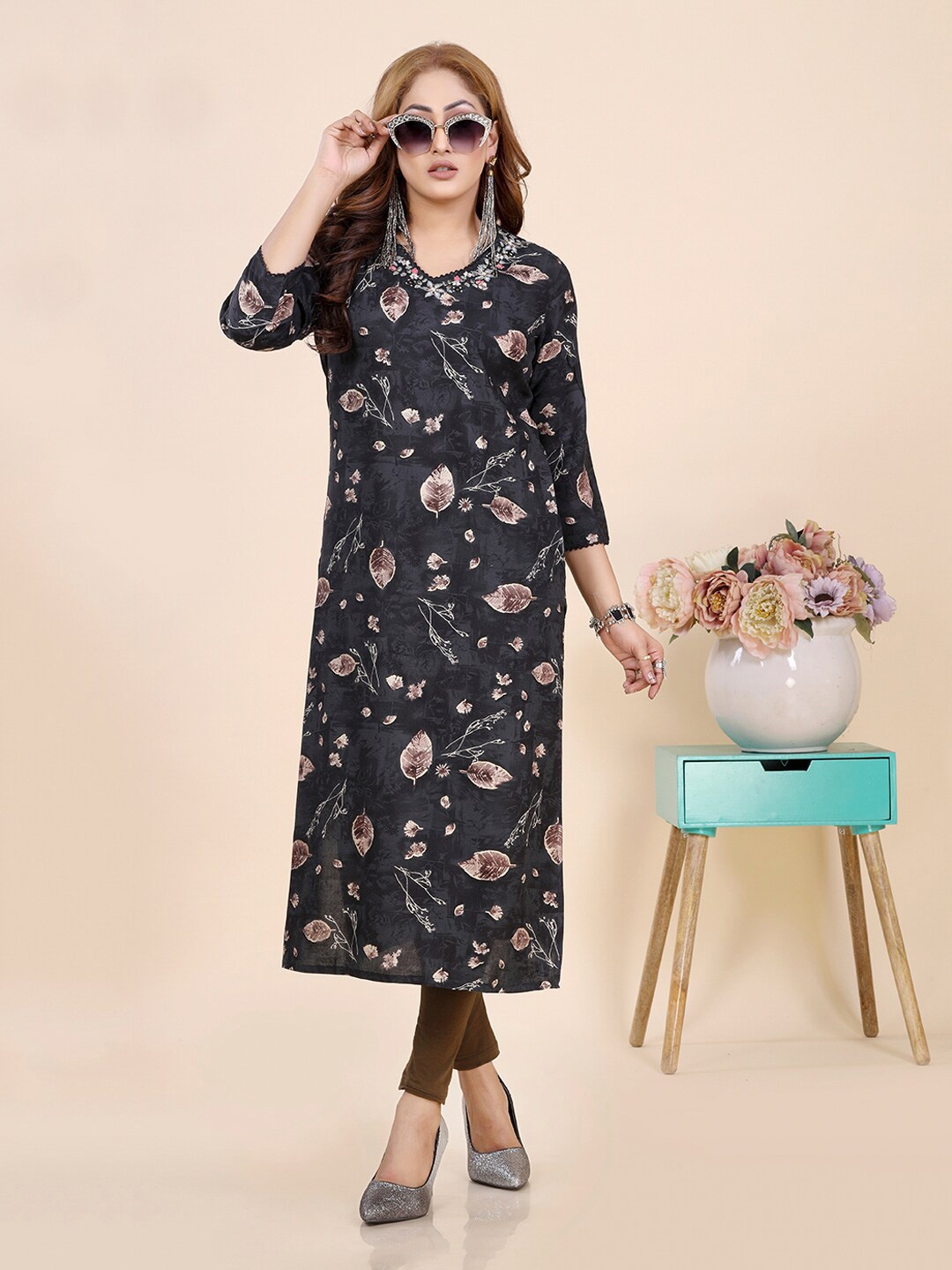 

Amchoor Botanical Print V-Neck Embroidered Straight Kurta, Black