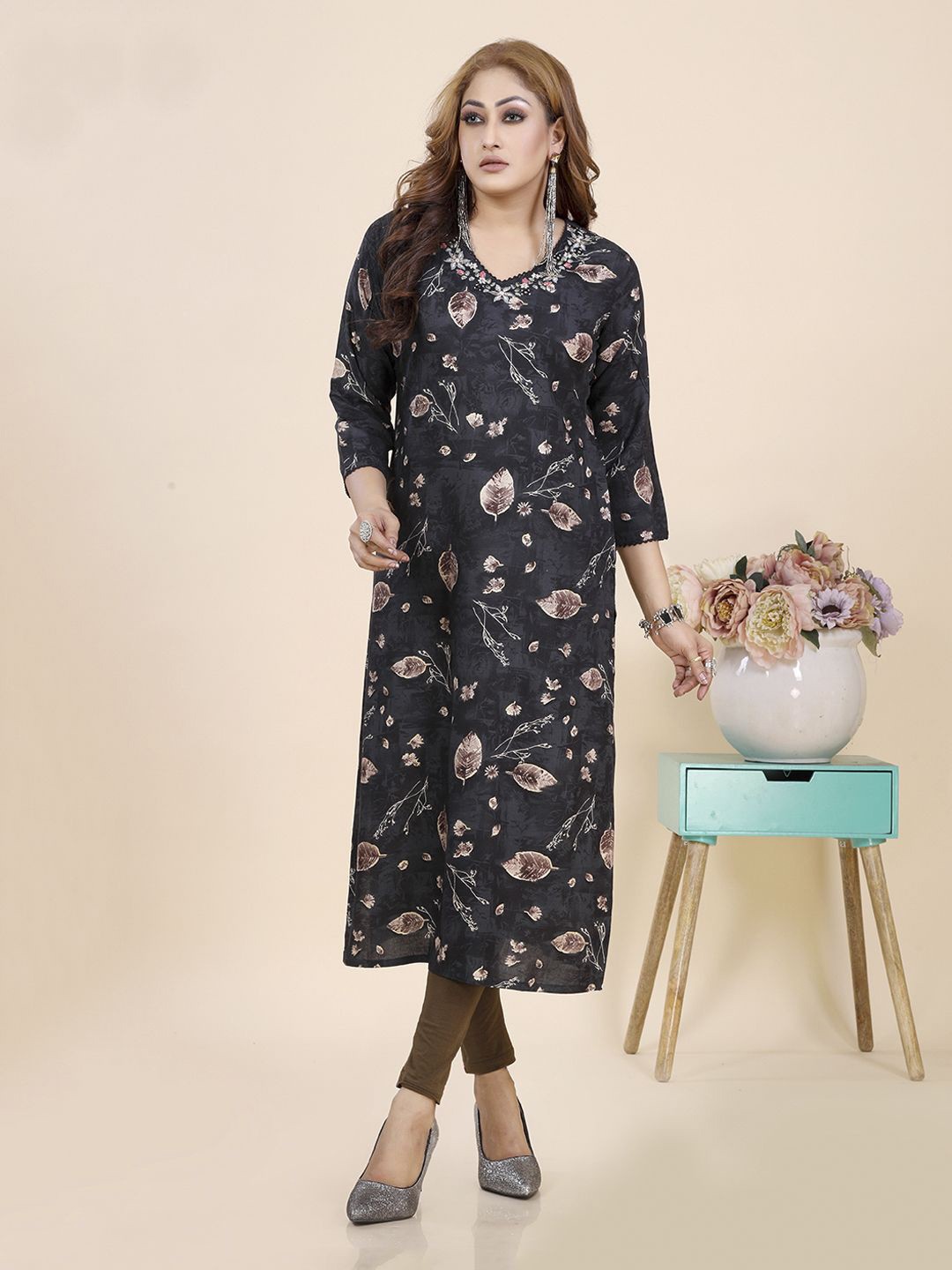 

Amchoor Botanical Print V-Neck Embroidered Straight Kurta, Black