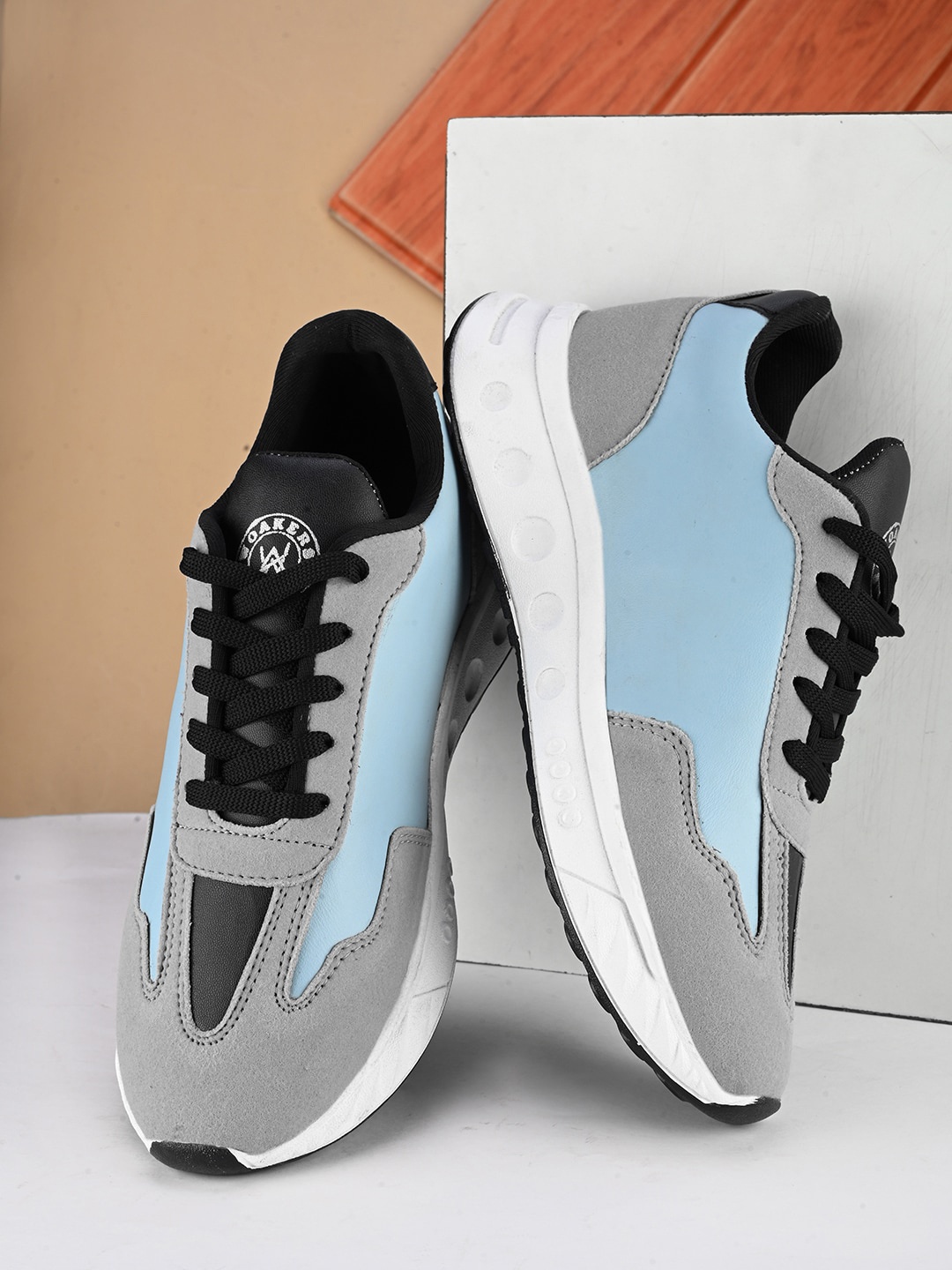 

Woakers Men Colourblocked Lightweight Comfort Insole Contrast Sole Sneakers, Blue