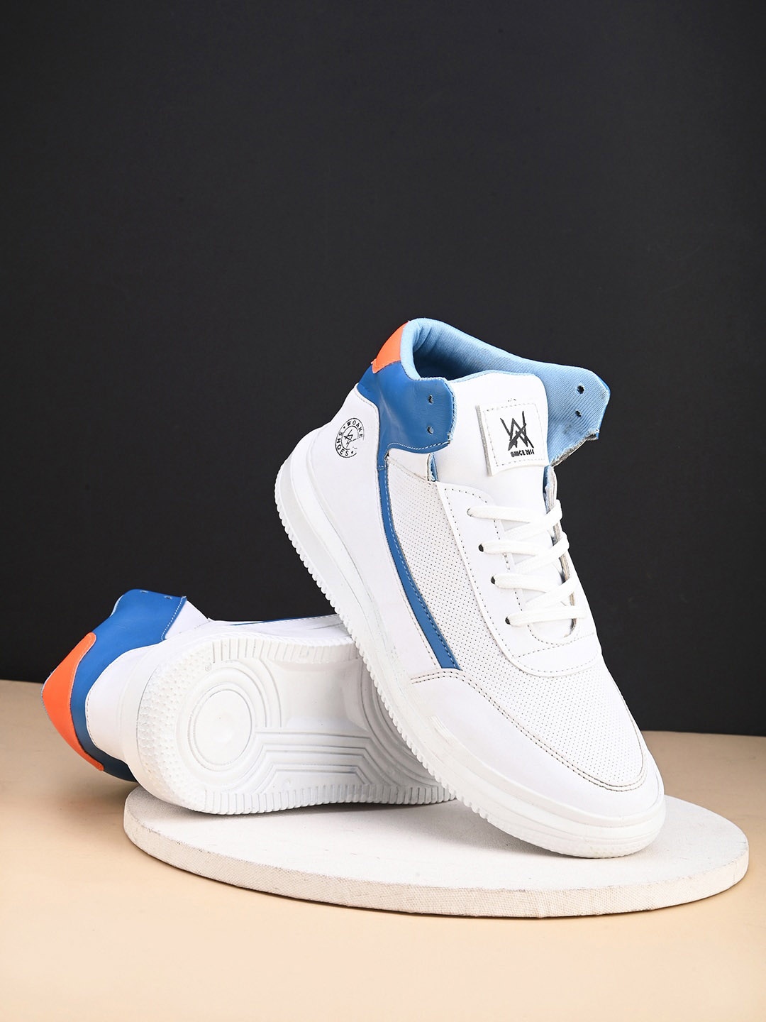 

Woakers Men Colourblocked Lightweight Comfort Insole Contrast Sole Sneakers, White