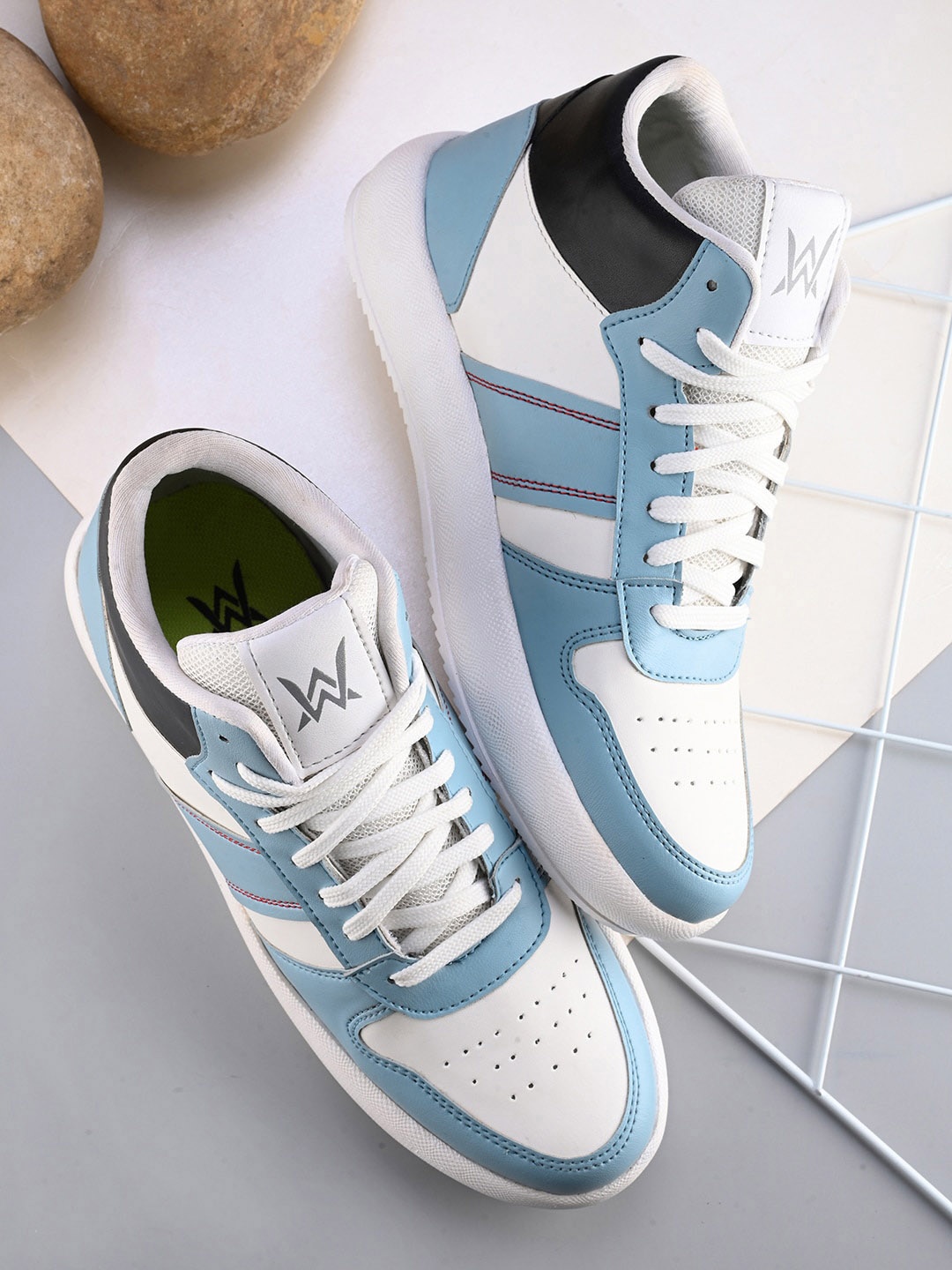 

Woakers Men Colourblocked Lightweight Sneakers, Blue