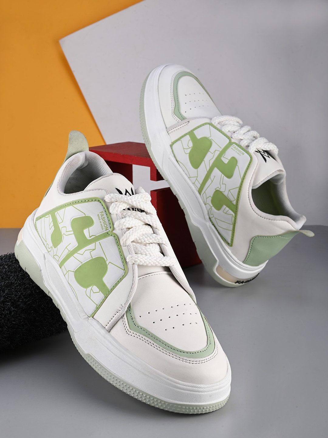 

Woakers Men Colourblocked Lightweight Sneakers, White