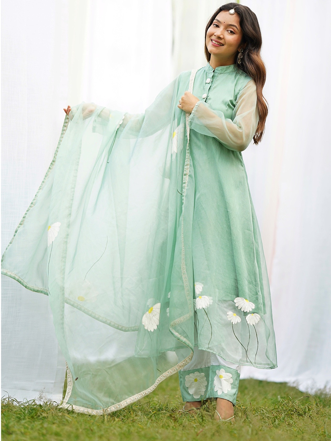 

Chandbaali Floral Mandarin Collar Long Sleeves Kurta with Trousers & With Dupatta, Green