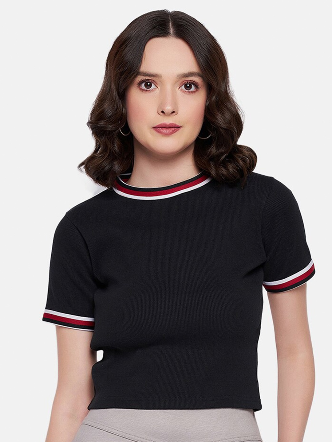 

HANG N HOLD Round Neck Crop Top, Black