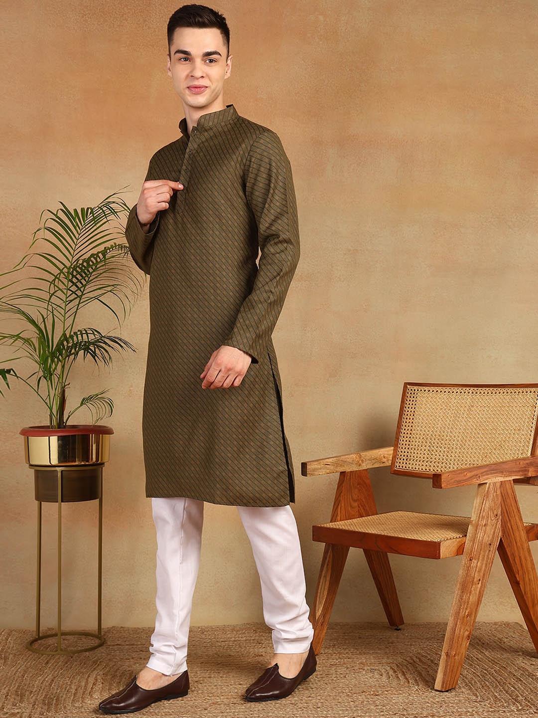 

Anouk Striped Mandarin Collar Straight Kurta, Green