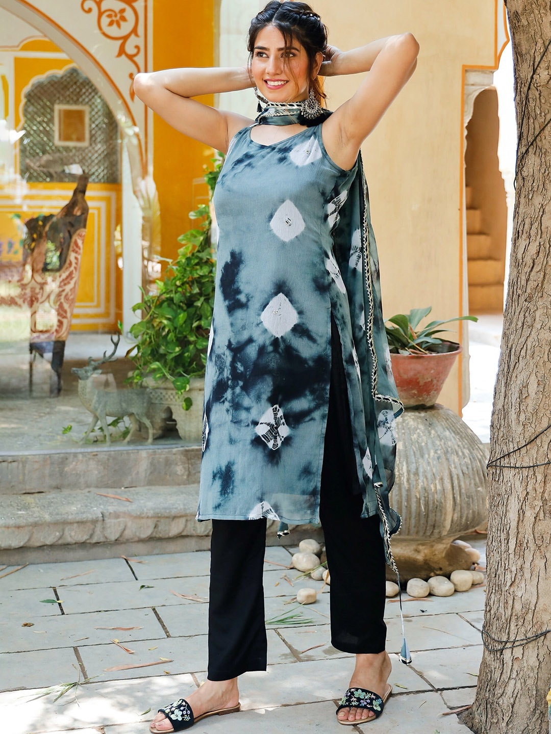 

Chandbaali Floral Printed Round Neck Sleeveless Kurta with Trousers & With Dupatta, Black